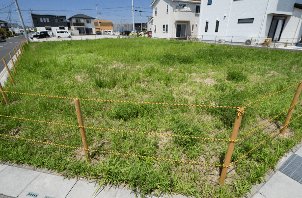 住宅街の中の土地